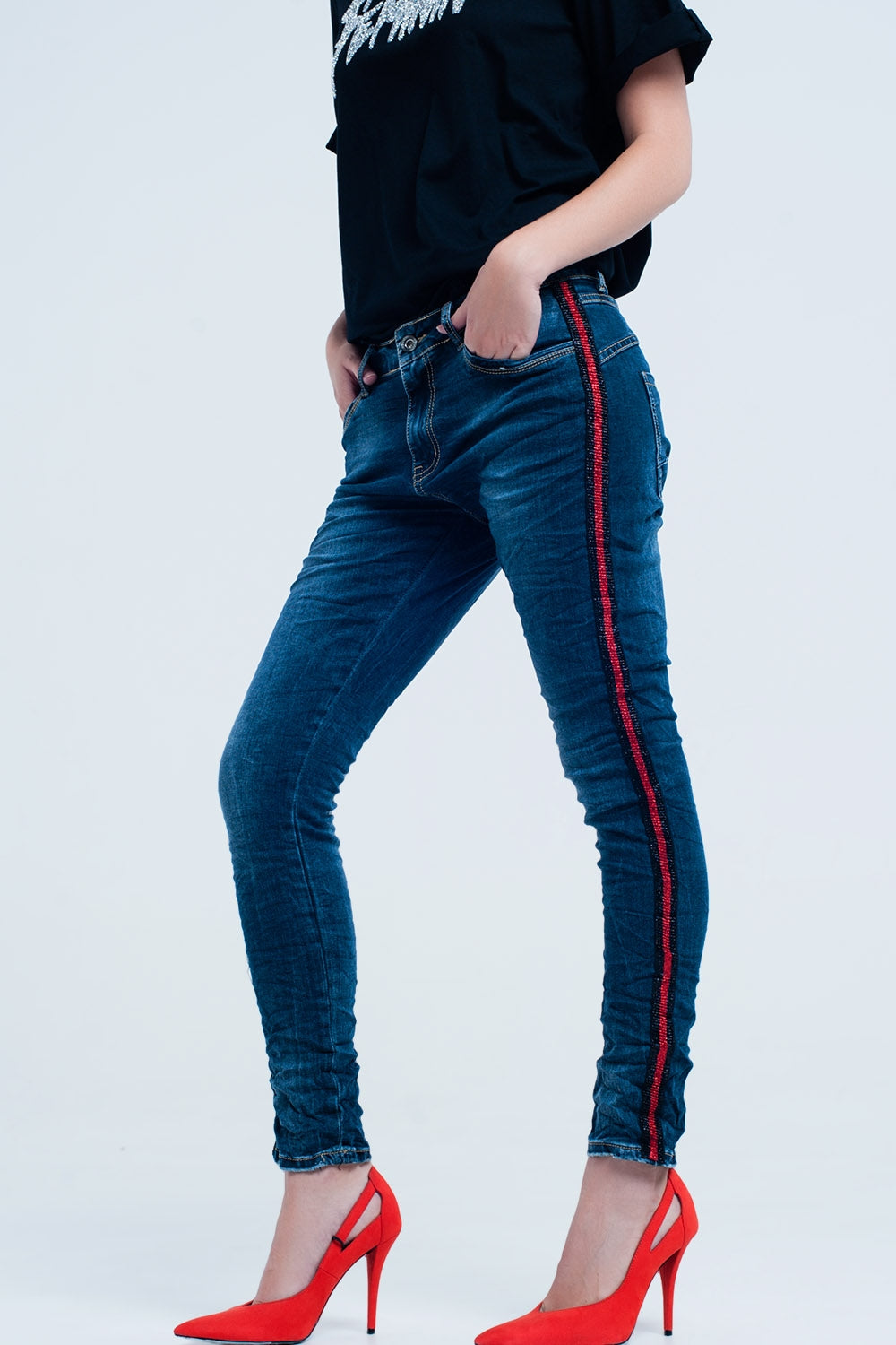 Jean bleu boyfriend foncé avec bande latérale rouge
