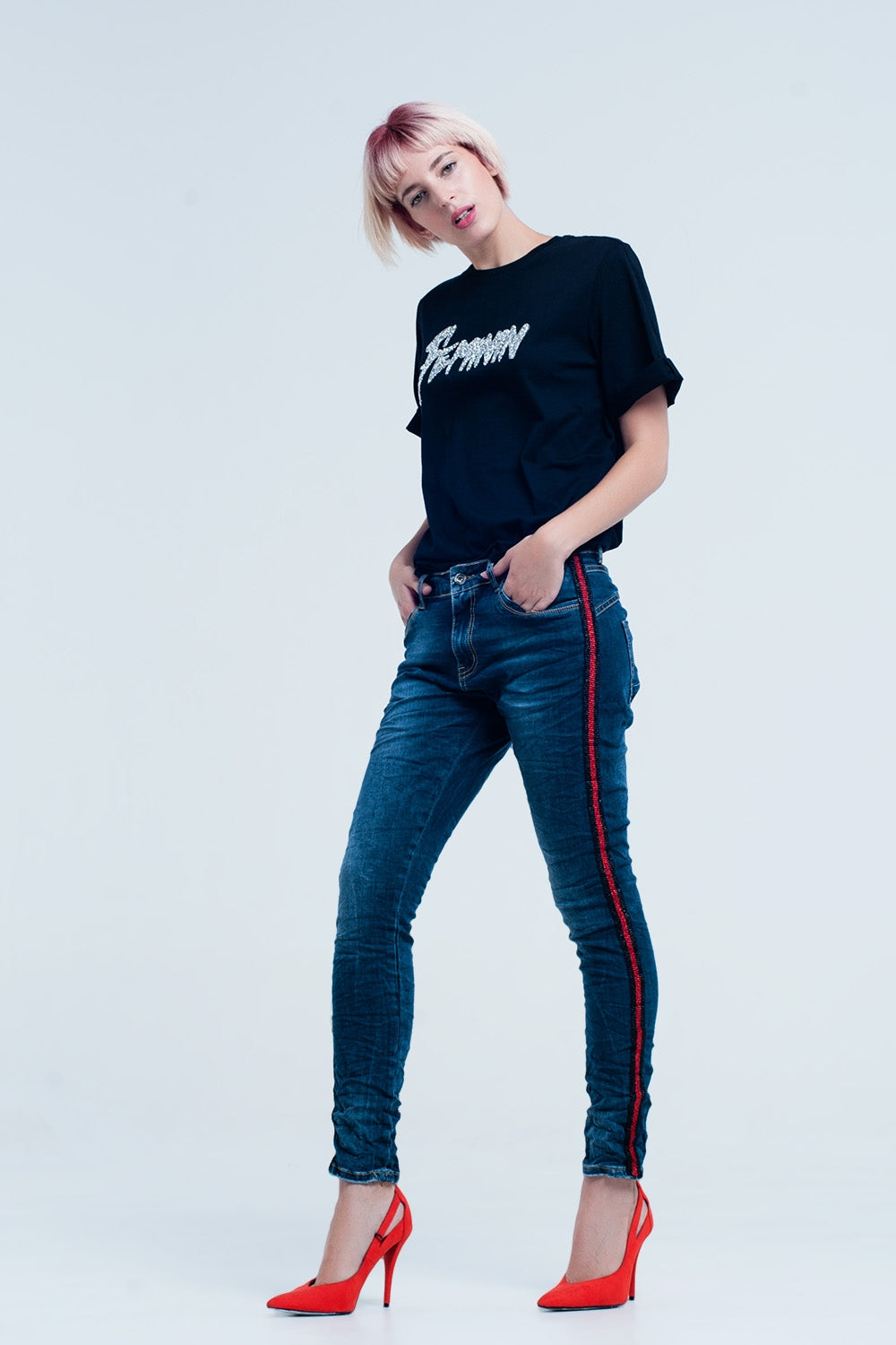 Jean bleu boyfriend foncé avec bande latérale rouge