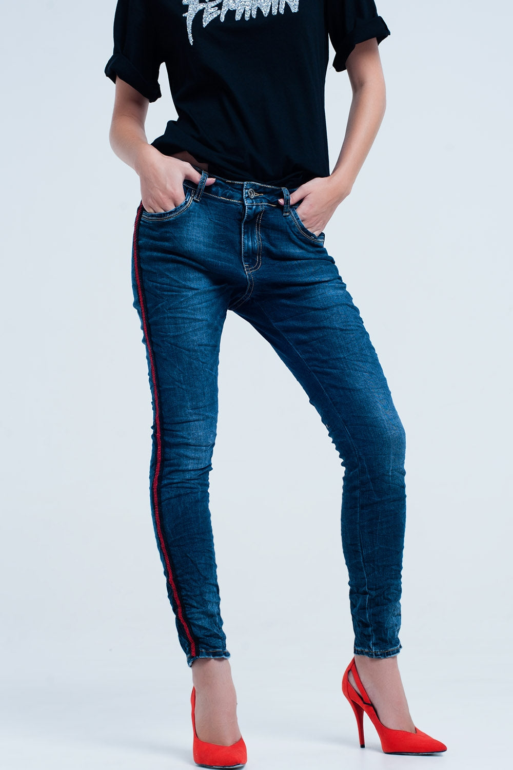 Jean bleu boyfriend foncé avec bande latérale rouge