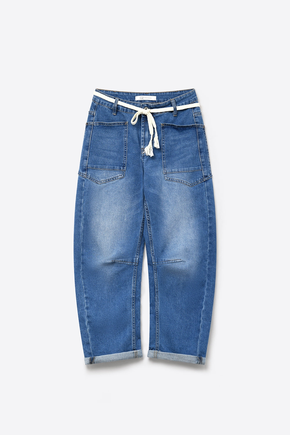 Jean bleu délavé moyen à jambes larges et ceinture.