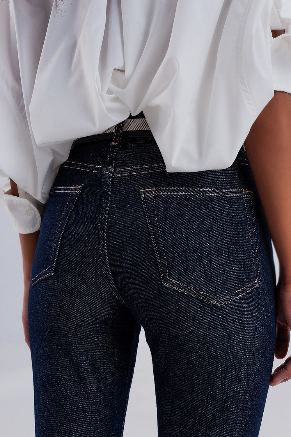 Jean bleu foncé avec taille haute et coutures contrastées