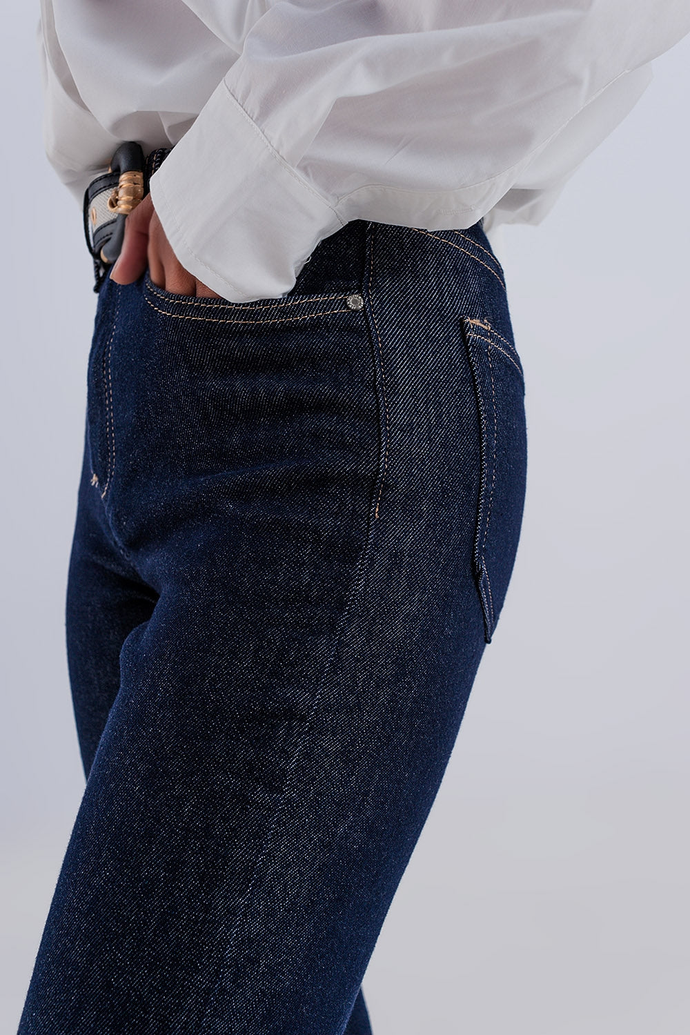 Jean bleu foncé avec taille haute et coutures contrastées