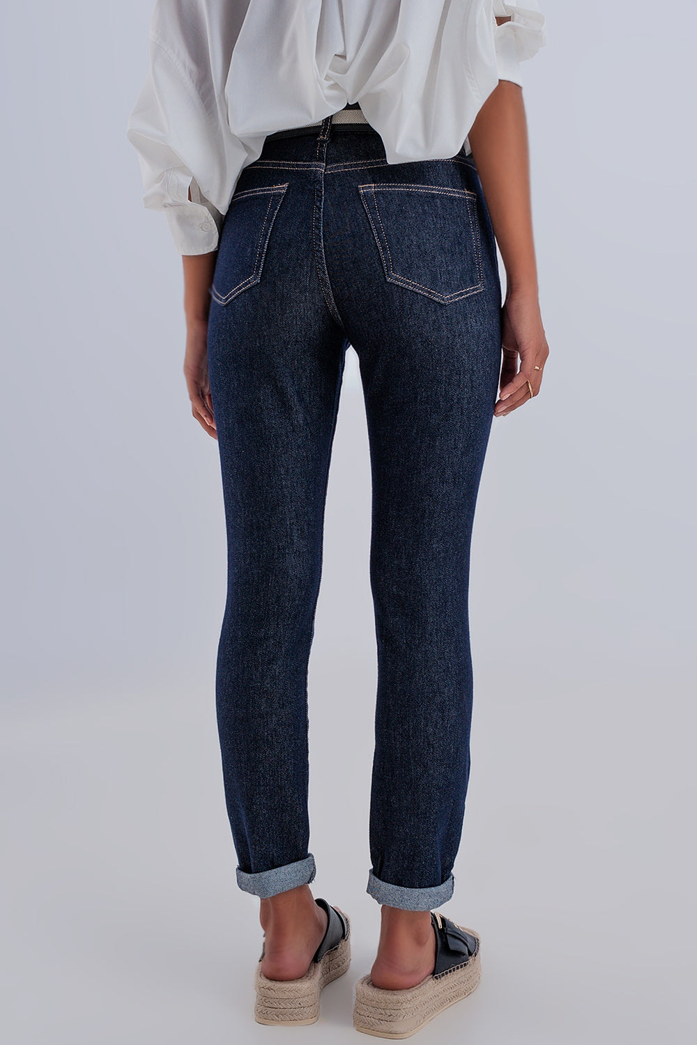 Jean bleu foncé avec taille haute et coutures contrastées