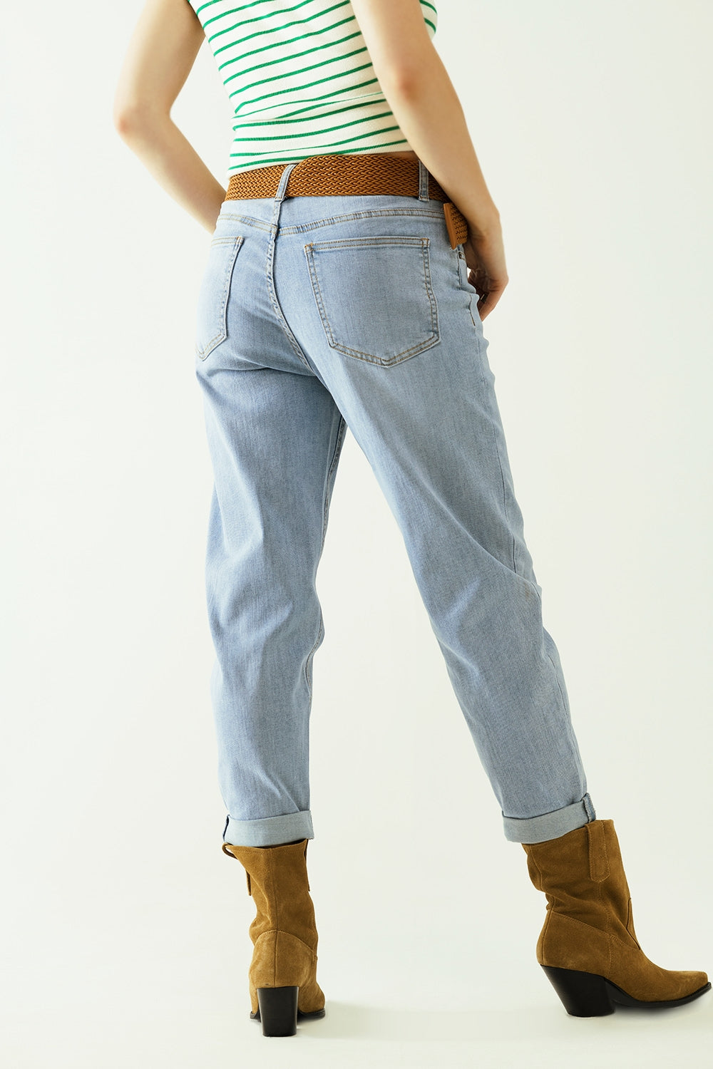Jean boyfriend bleu clair avec détails de coutures sur les bords