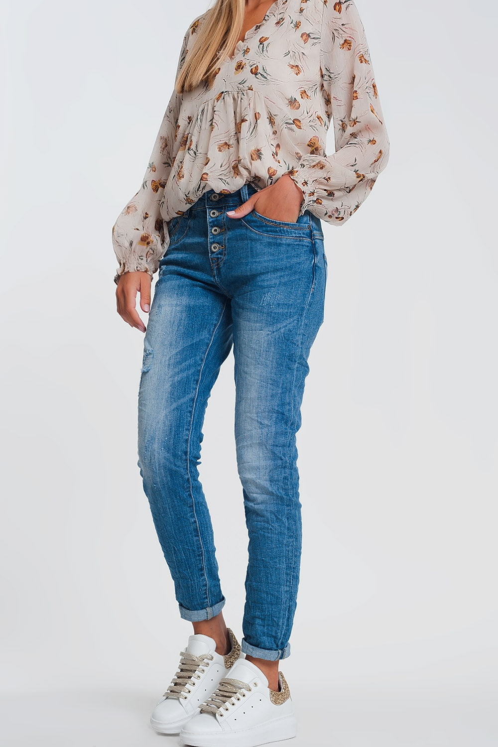 Jean boyfriend froissé en denim léger avec détails déchirés