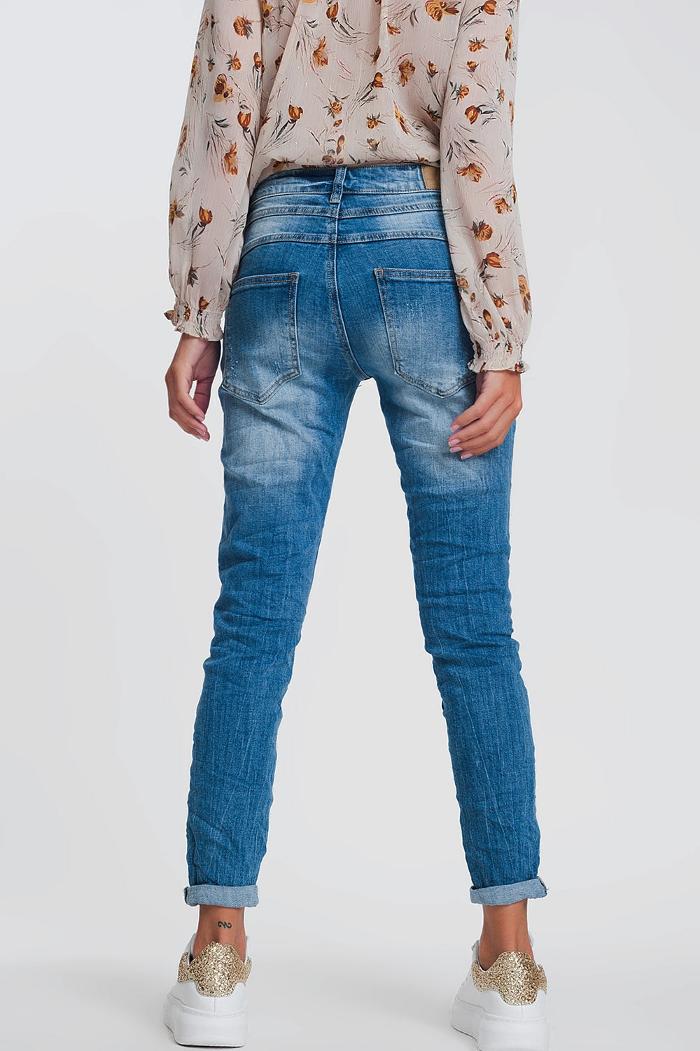 Jean boyfriend froissé en denim léger avec détails déchirés