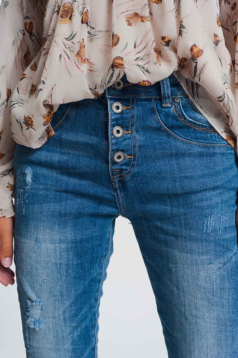 Jean boyfriend froissé en denim léger avec détails déchirés