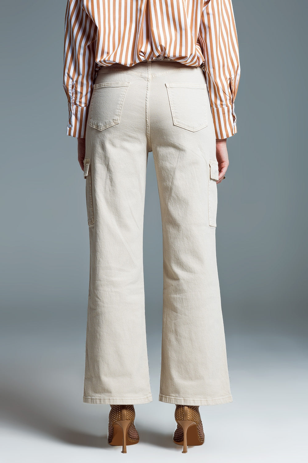 Jean cargo à jambe droite en beige