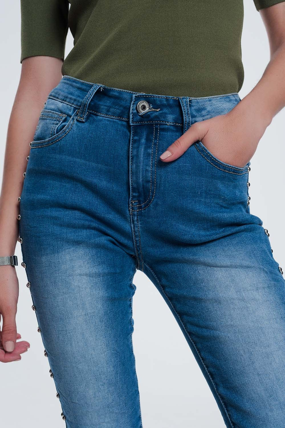 jean clouté en denim froissé