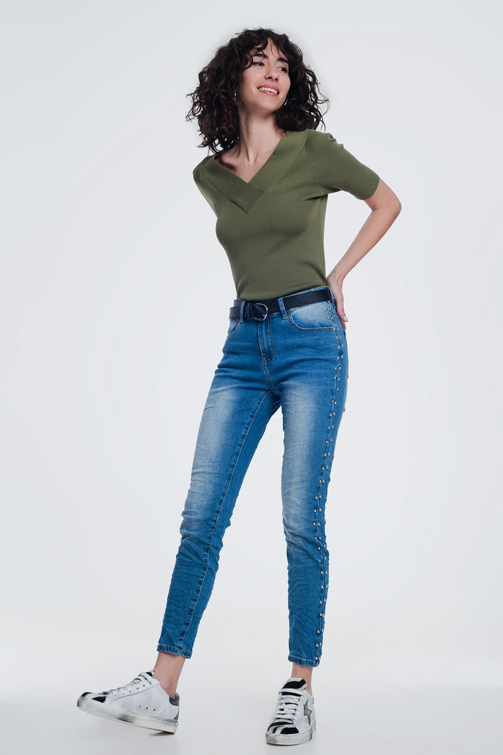 jean clouté en denim froissé