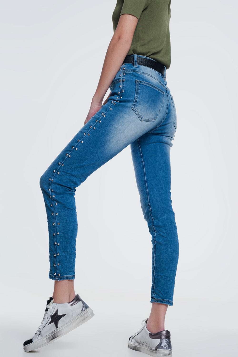 jean clouté en denim froissé