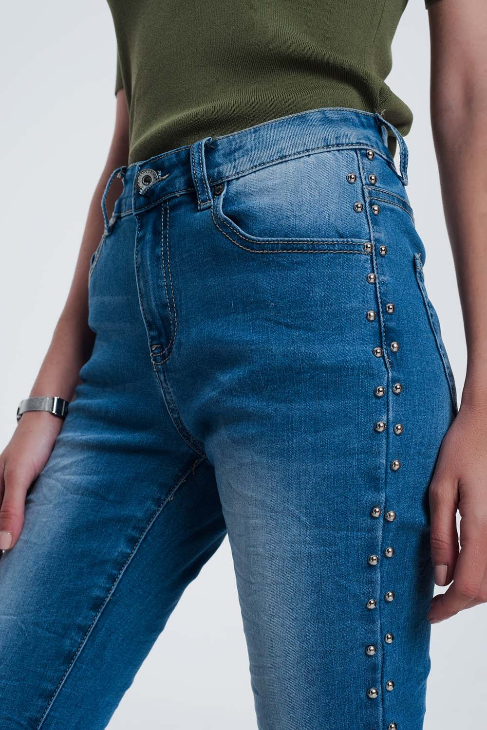 jean clouté en denim froissé