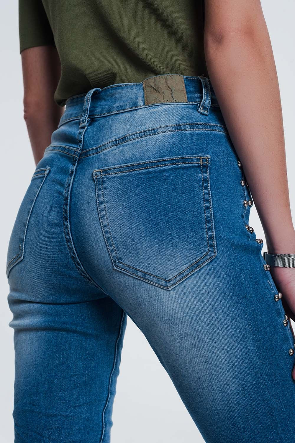 jean clouté en denim froissé