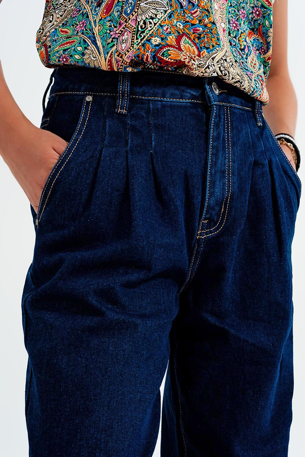 Jean coupe décontractée à plis sifflants bleu foncé