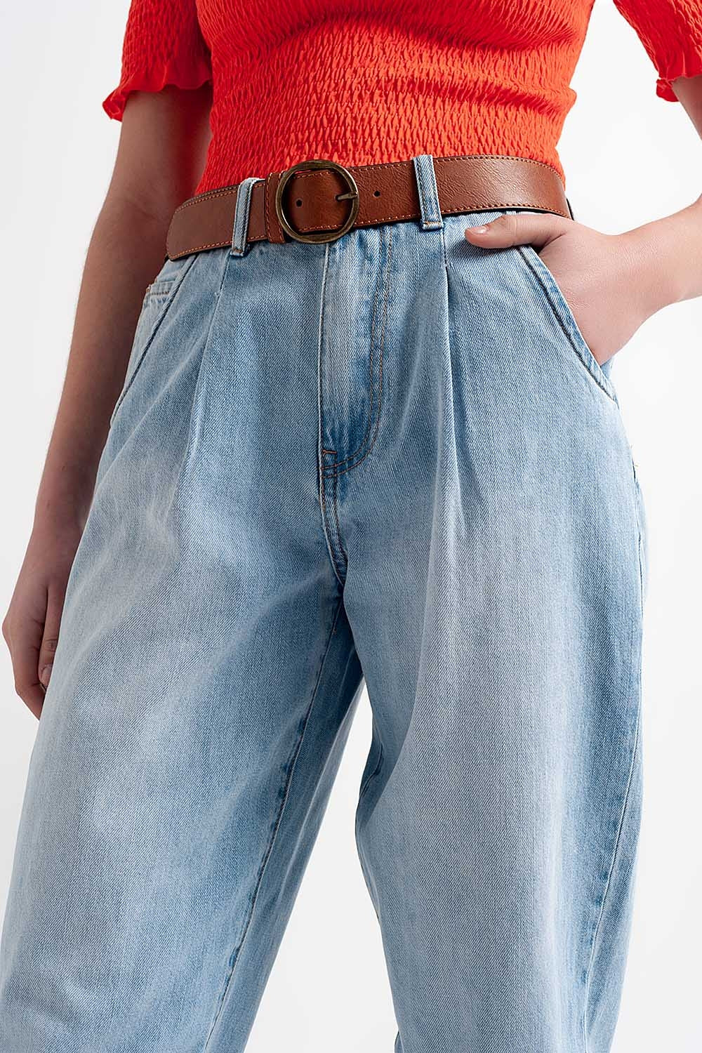 Jean coupe décontractée avec taille haute et plis sur le devant en délavé à eau de Javel