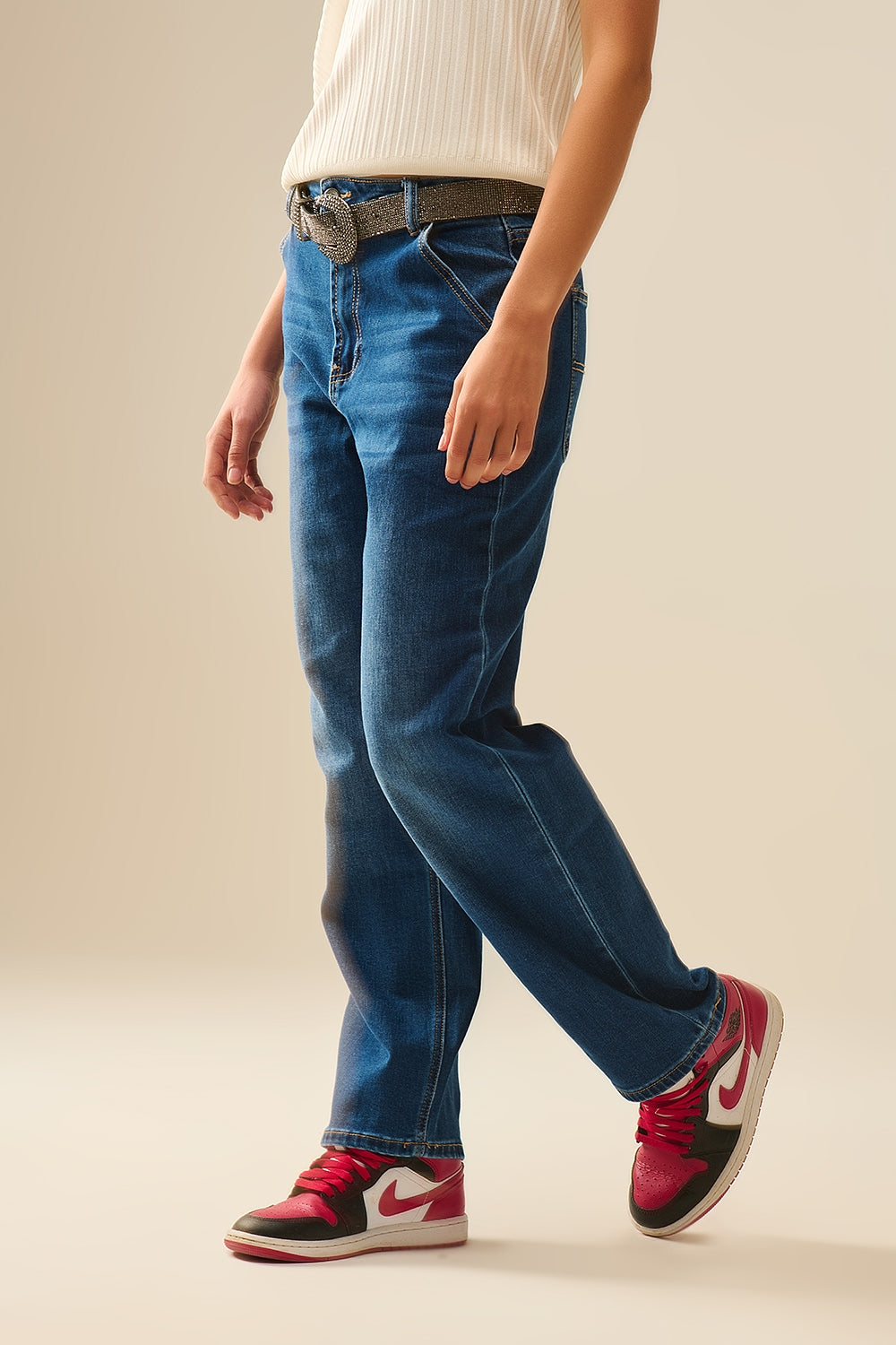 Jean coupe droite avec poches latérales en bleu moyen