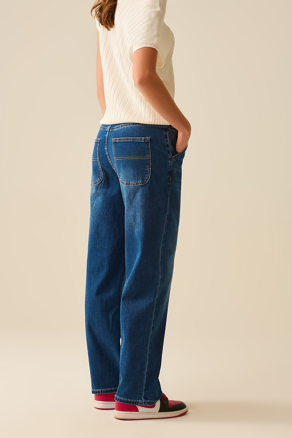 Jean coupe droite avec poches latérales en bleu moyen