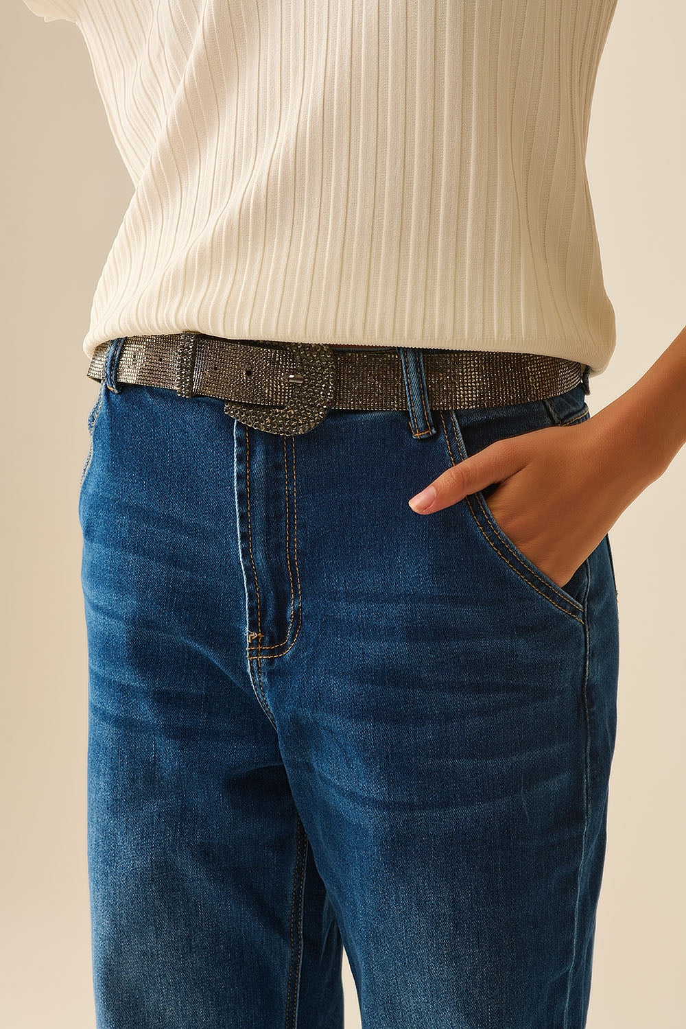 Jean coupe droite avec poches latérales en bleu moyen