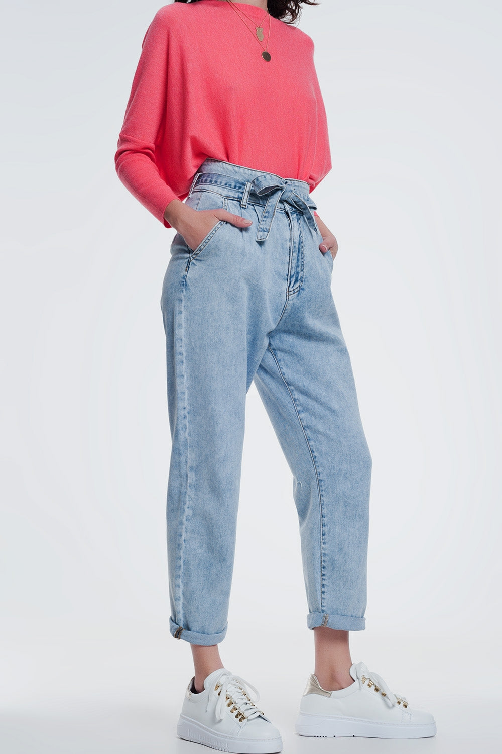 Jean coupe droite en denim léger avec ceinture