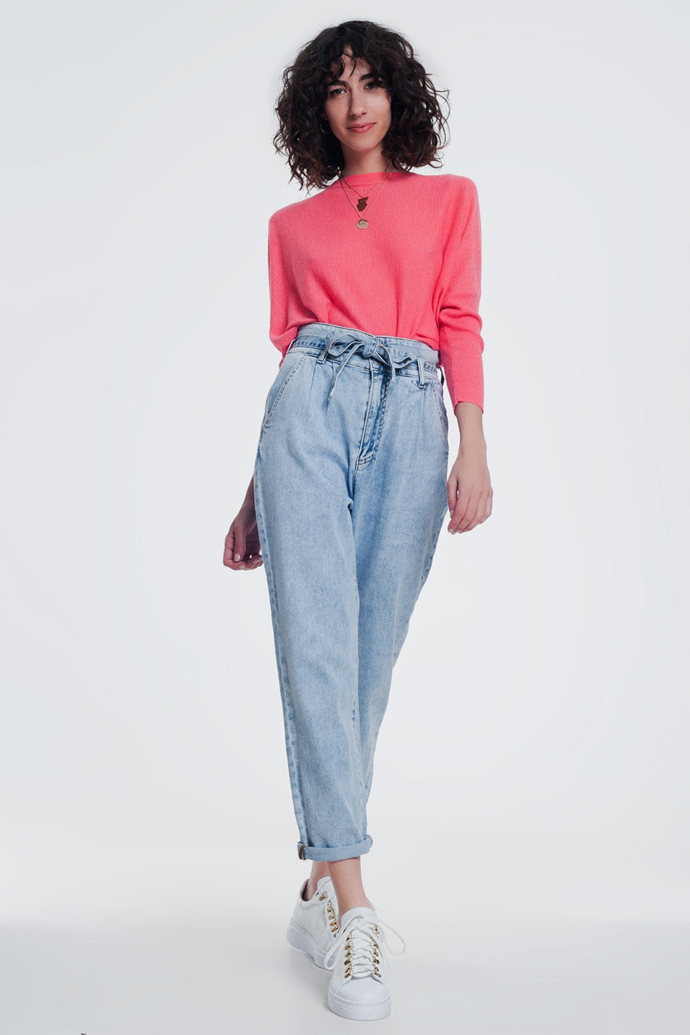Jean coupe droite en denim léger avec ceinture