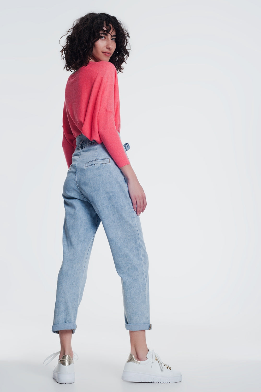 Jean coupe droite en denim léger avec ceinture