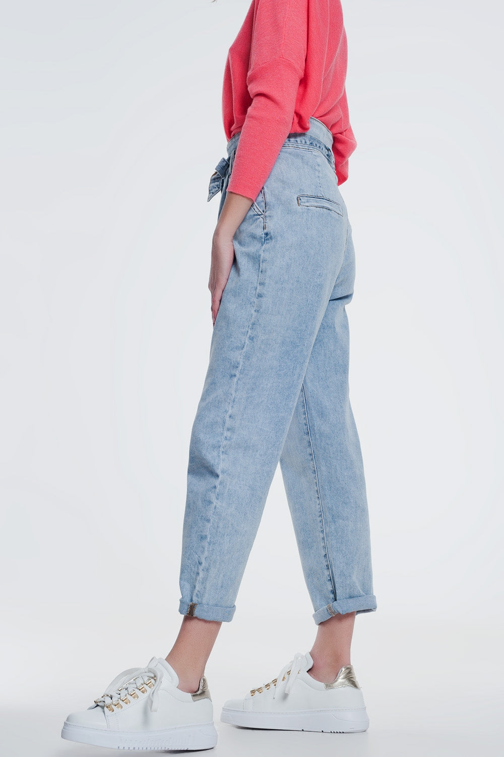 Jean coupe droite en denim léger avec ceinture