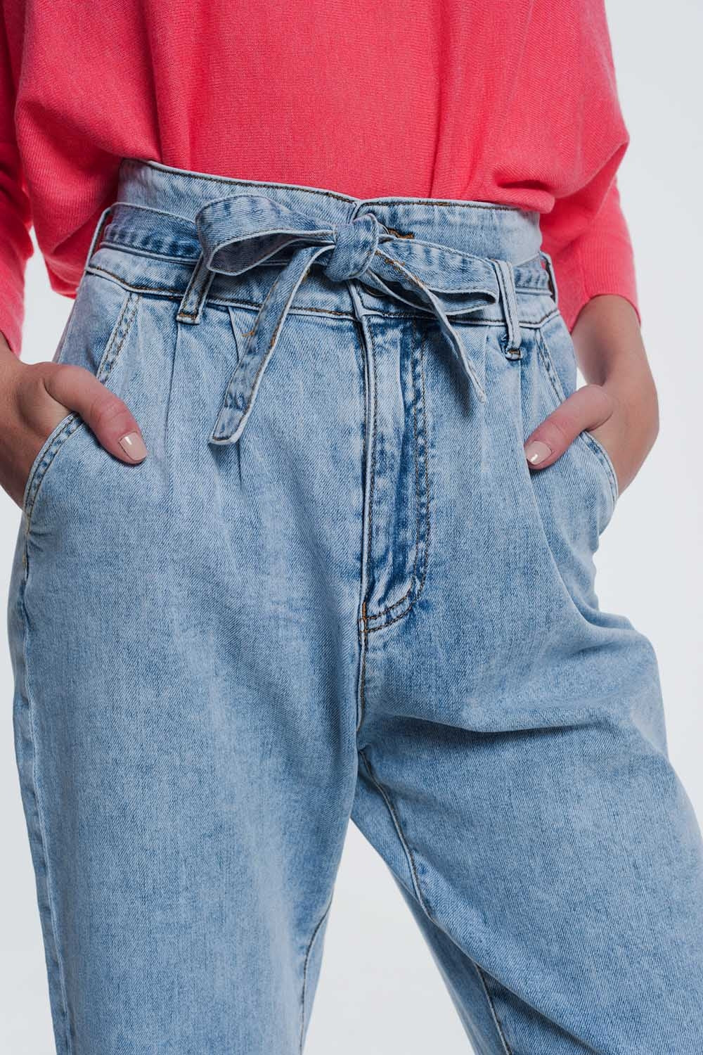 Jean coupe droite en denim léger avec ceinture