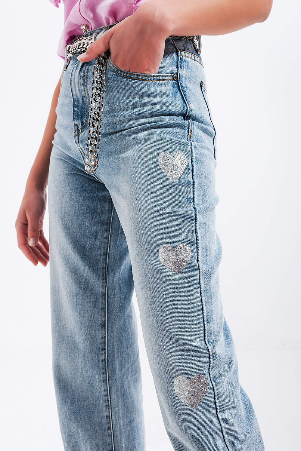 Q2 Jean coupe style années 90 à imprimé cœurs