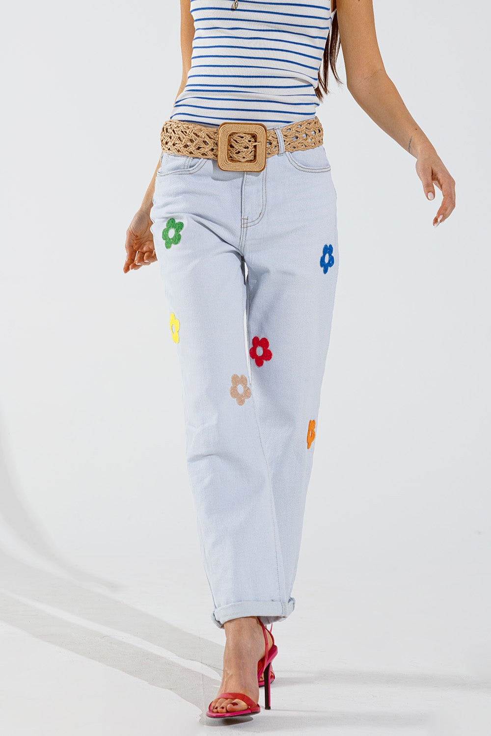 Jean décontracté blanchi à motifs floraux multicolores