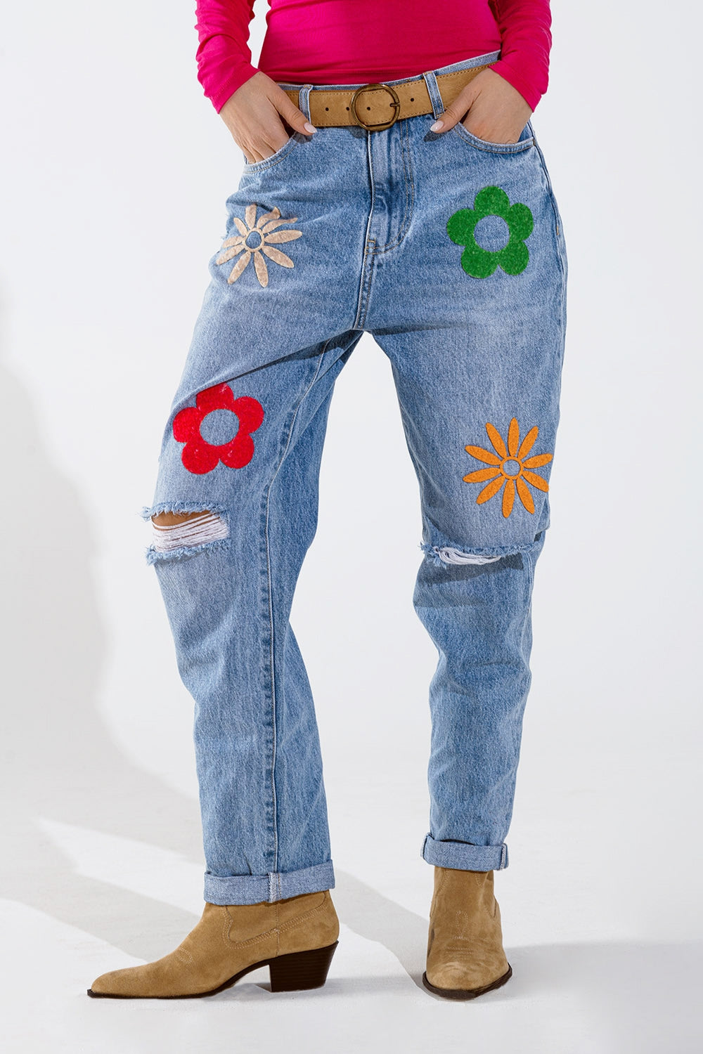 Jean droit avec fleurs en bleu délavé