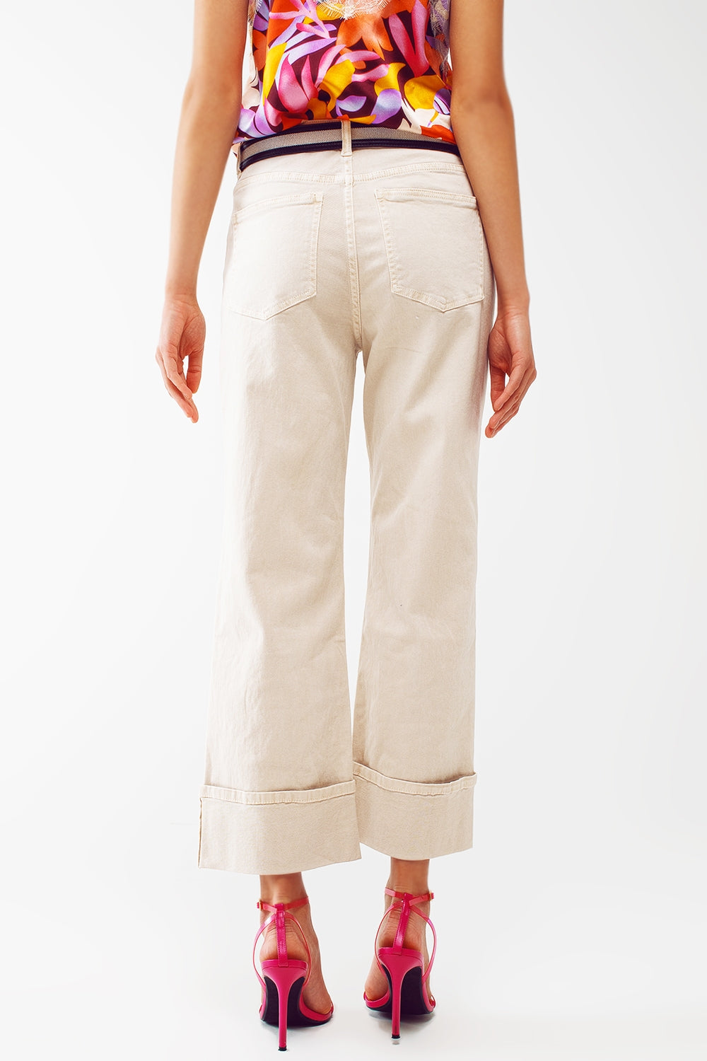 Jean droit avec ourlet coupé en beige