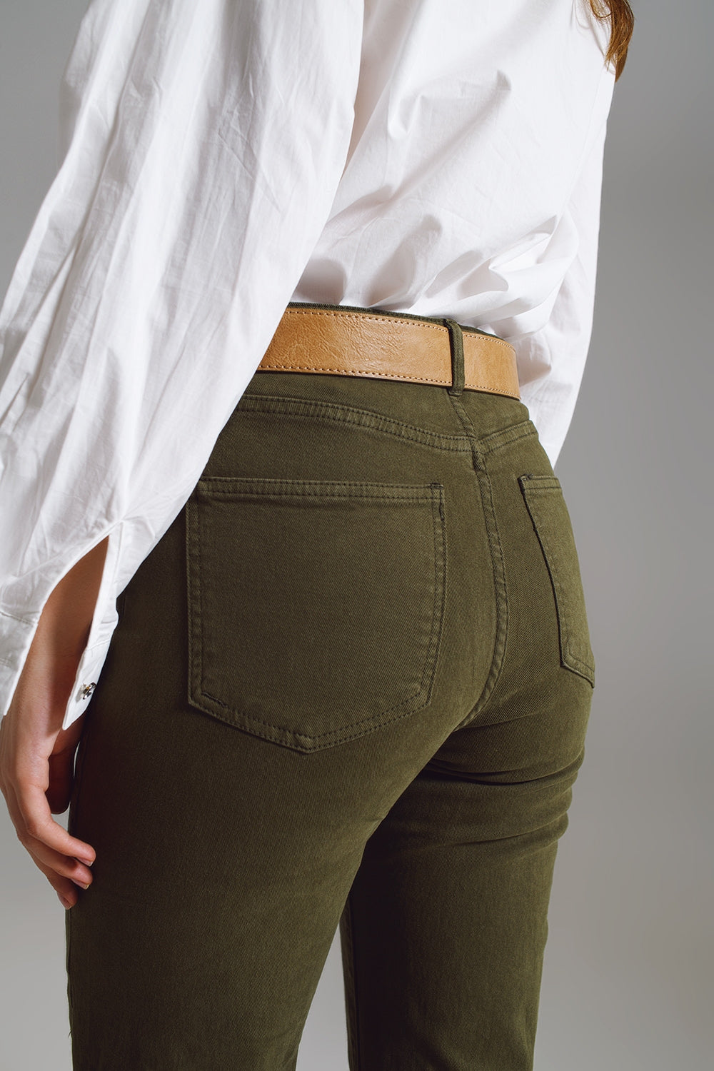 Jean droit avec ourlet coupé en vert olive