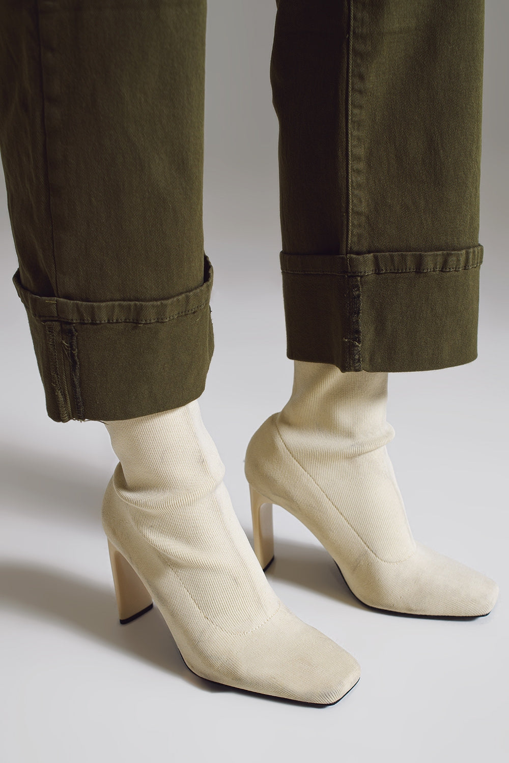 Jean droit avec ourlet coupé en vert olive