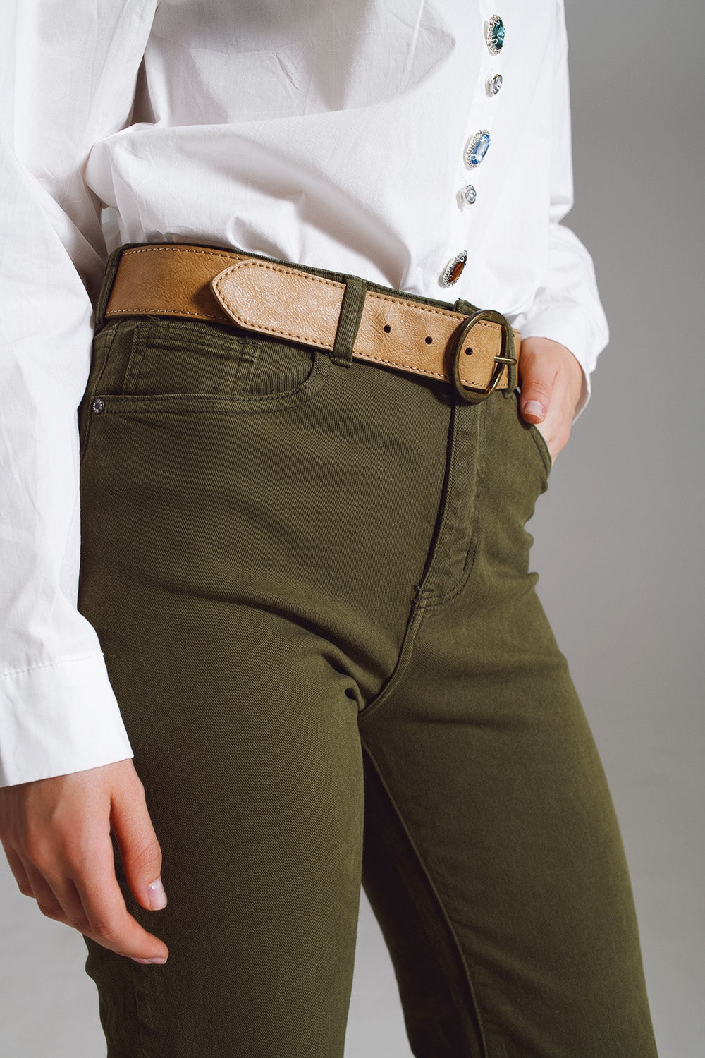 Jean droit avec ourlet coupé en vert olive