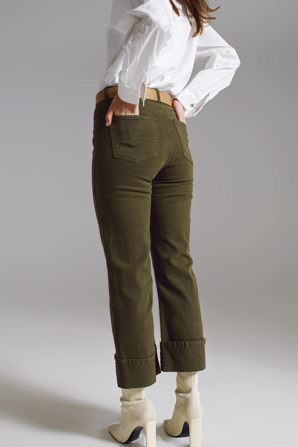 Jean droit avec ourlet coupé en vert olive