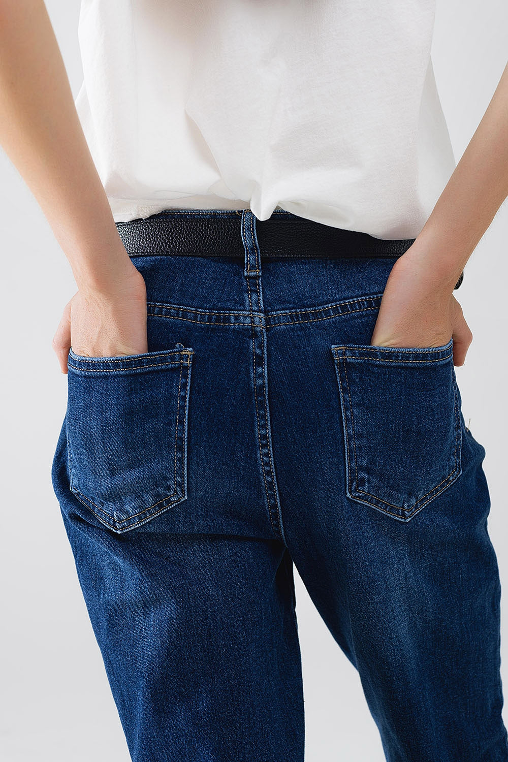 Jean droit bleu avec strass sur le devant et extrémités effilochées