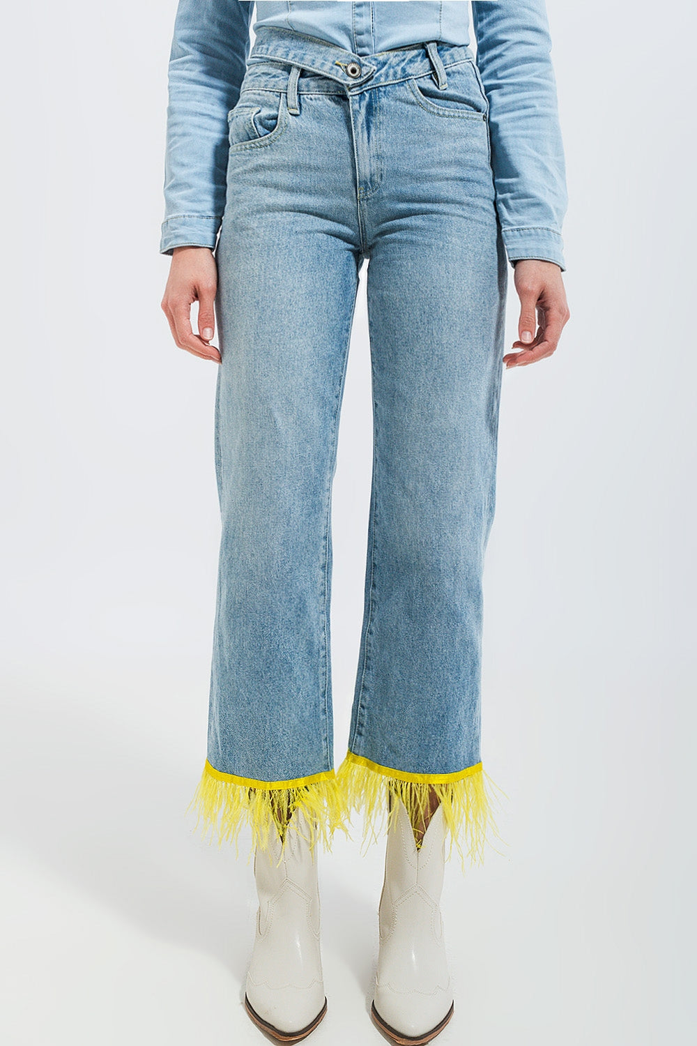 Jean droit d'ensemble avec ourlet à plumes jaunes synthétiques