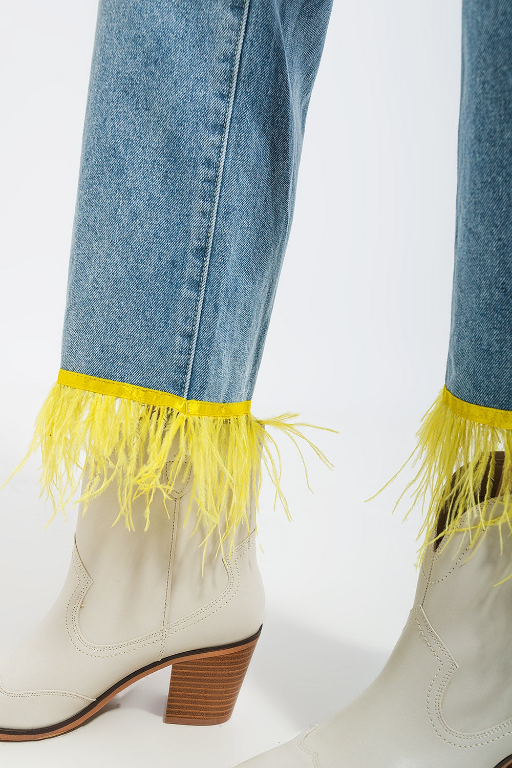 Jean droit d'ensemble avec ourlet à plumes jaunes synthétiques