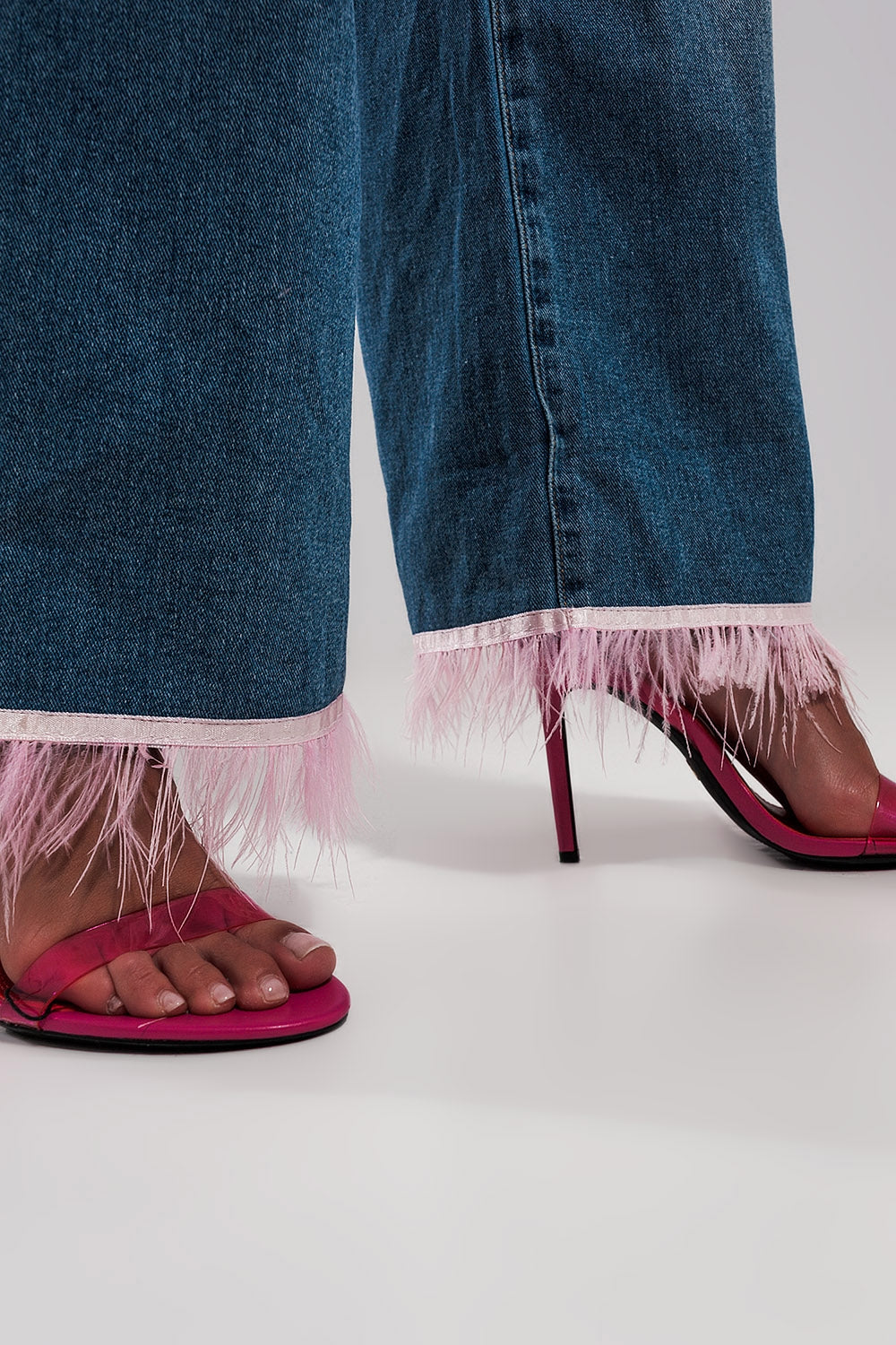Jean droit d'ensemble avec ourlet à plumes ROSE synthétiques
