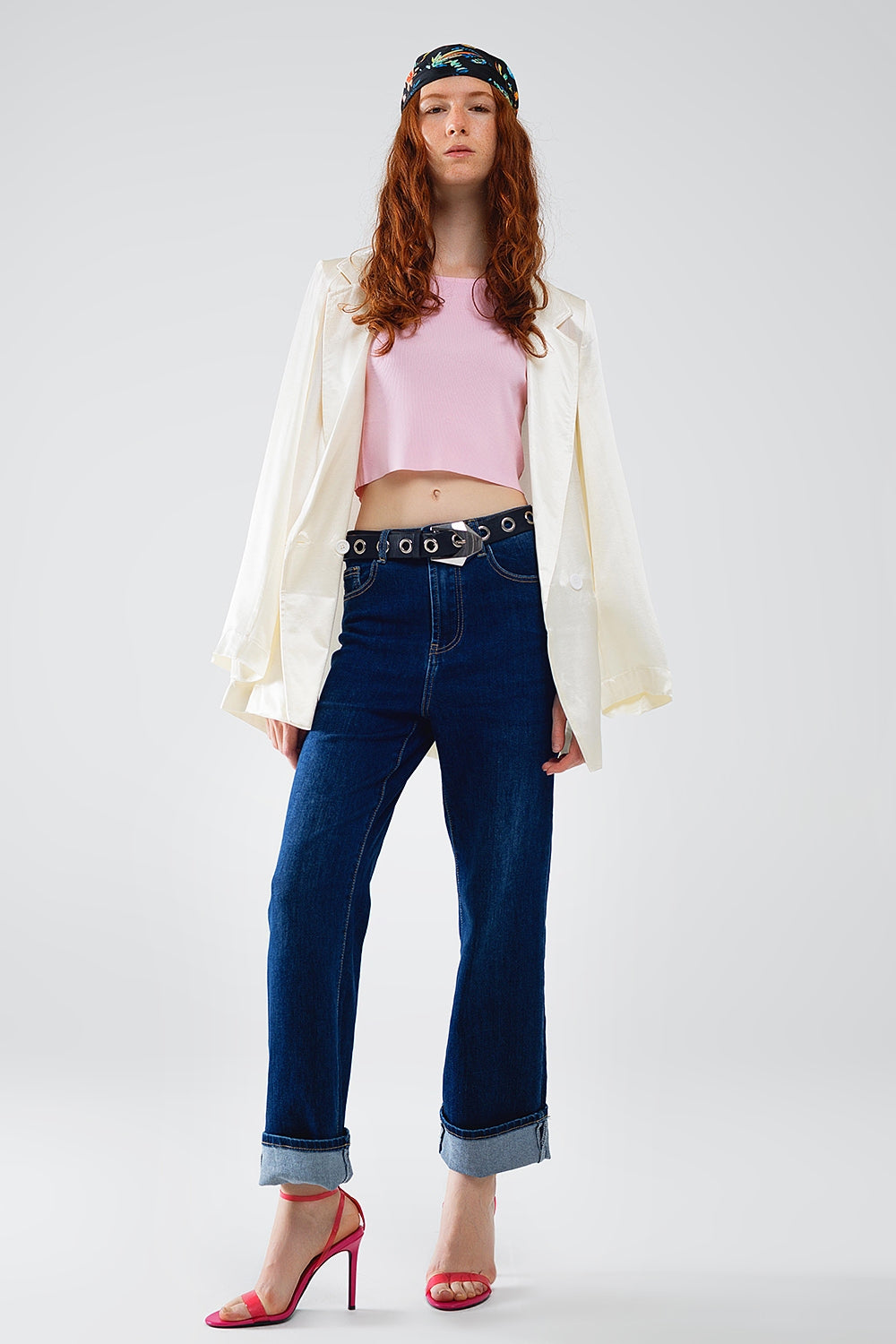 Jean droit en denim bleu foncé avec ourlet plié