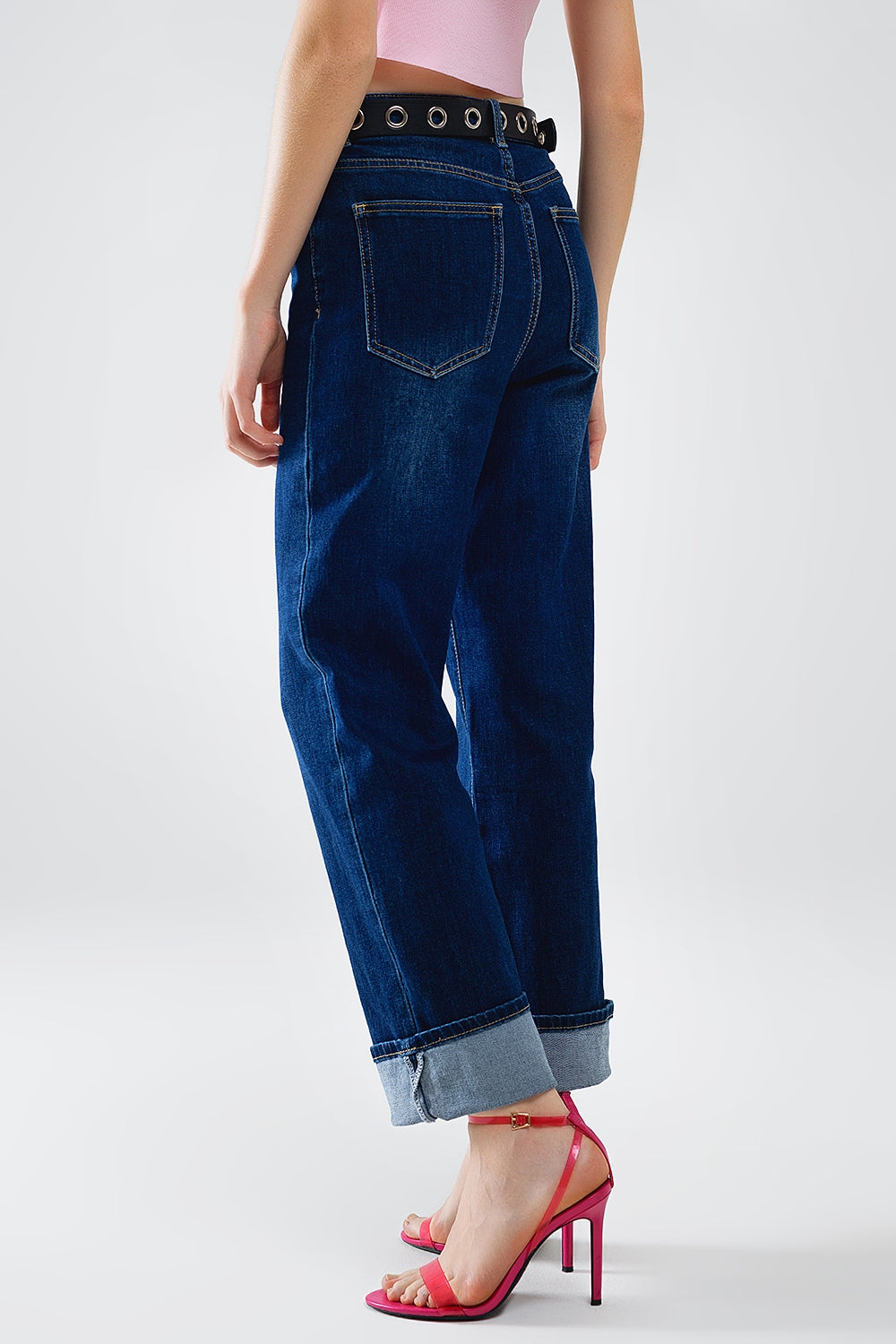 Jean droit en denim bleu foncé avec ourlet plié