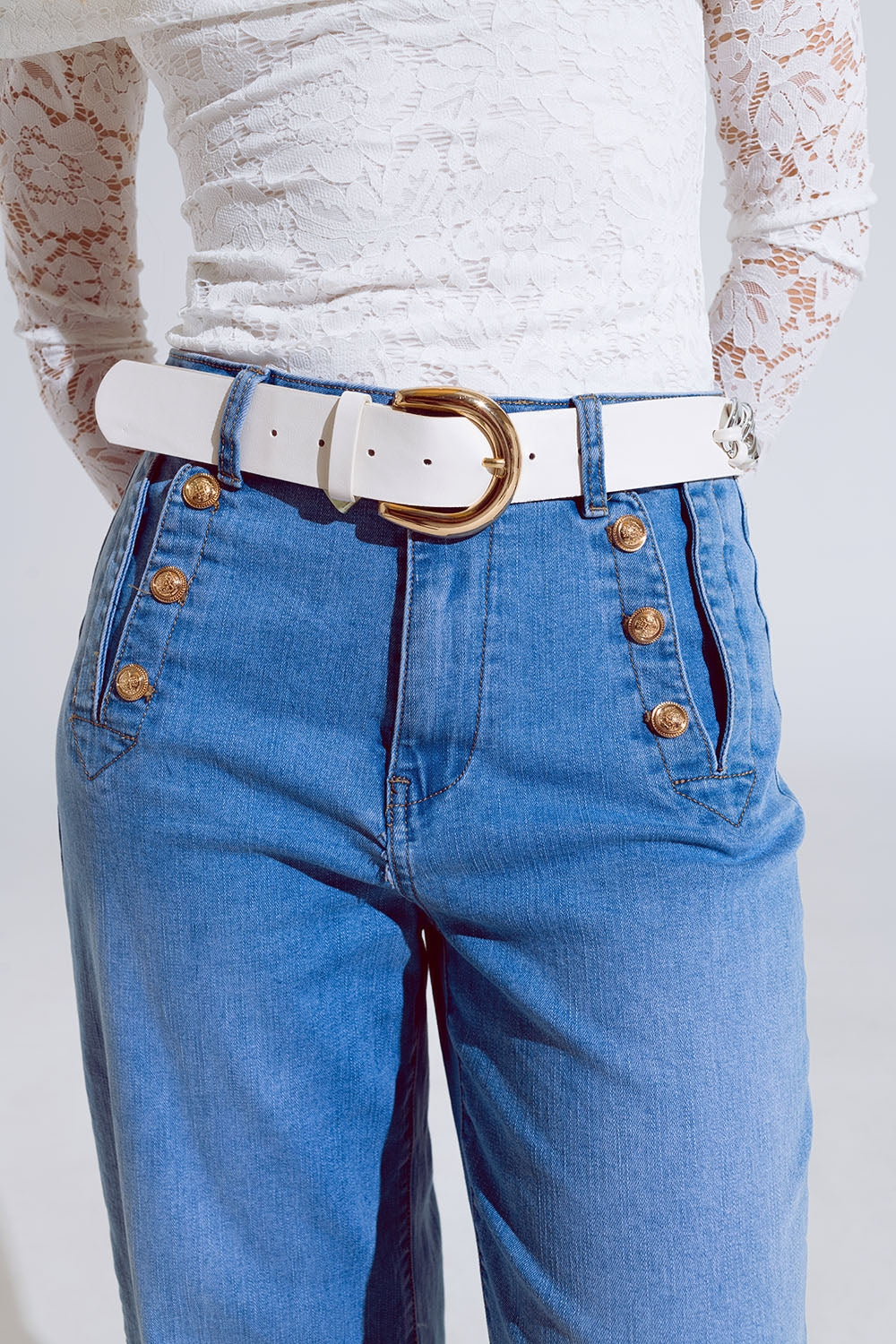 Jean droit évasé en bleu délavé avec détails de boutons