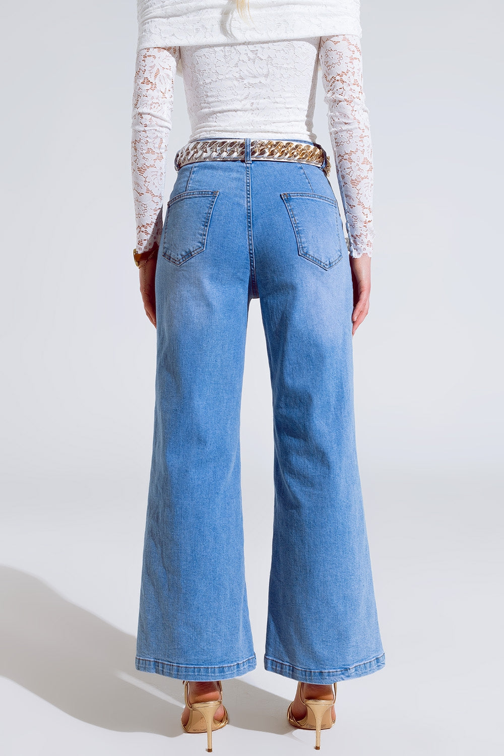 Jean droit évasé en bleu délavé avec détails de boutons