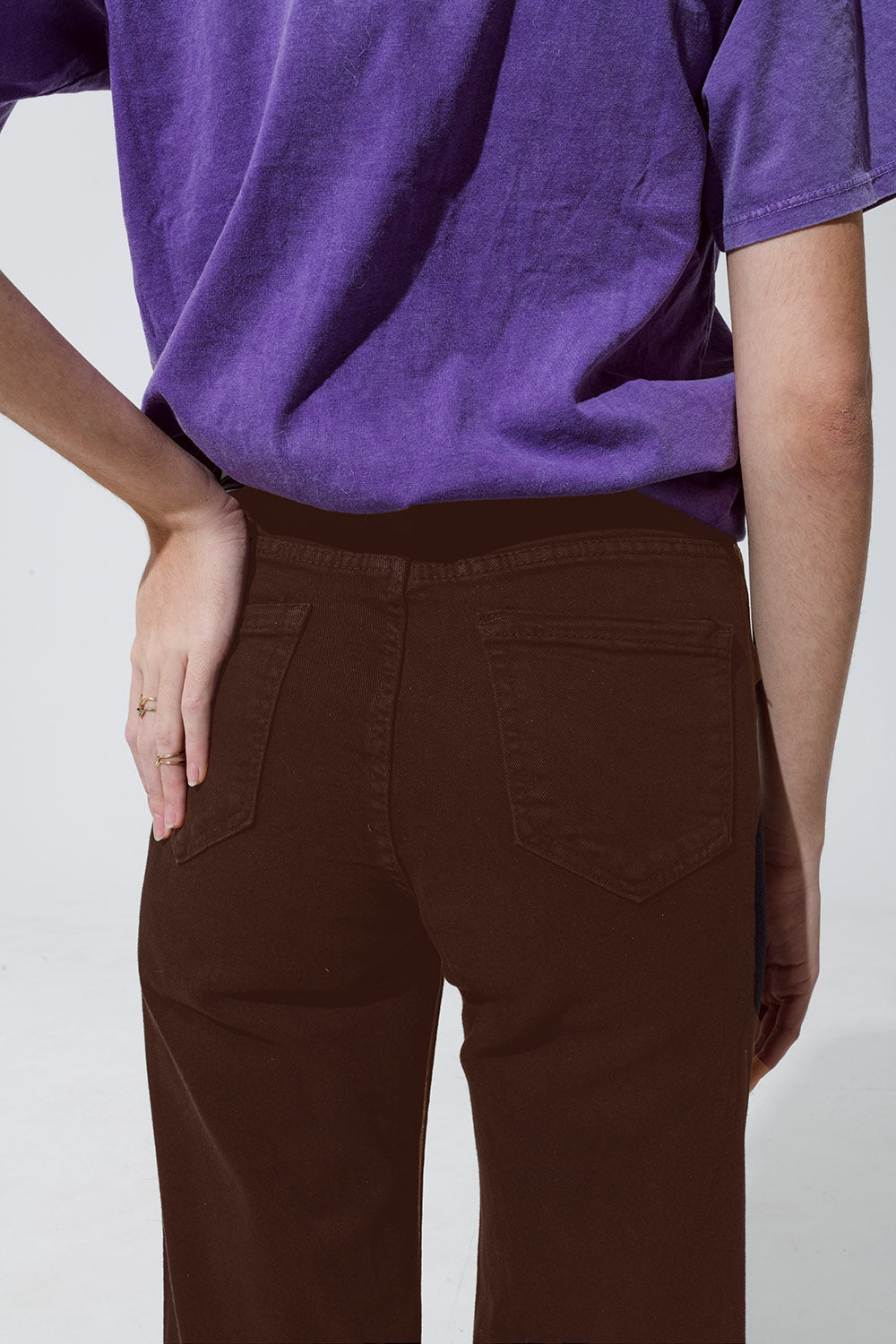 Jean droit marron avec reflets métalliques dorés