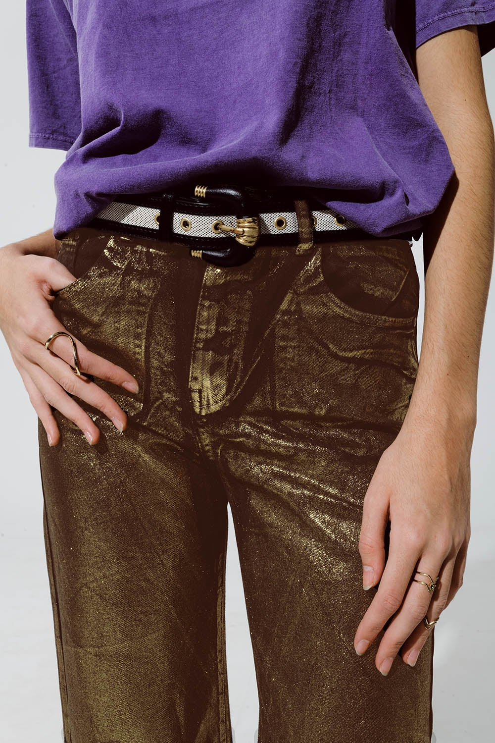 Jean droit marron avec reflets métalliques dorés