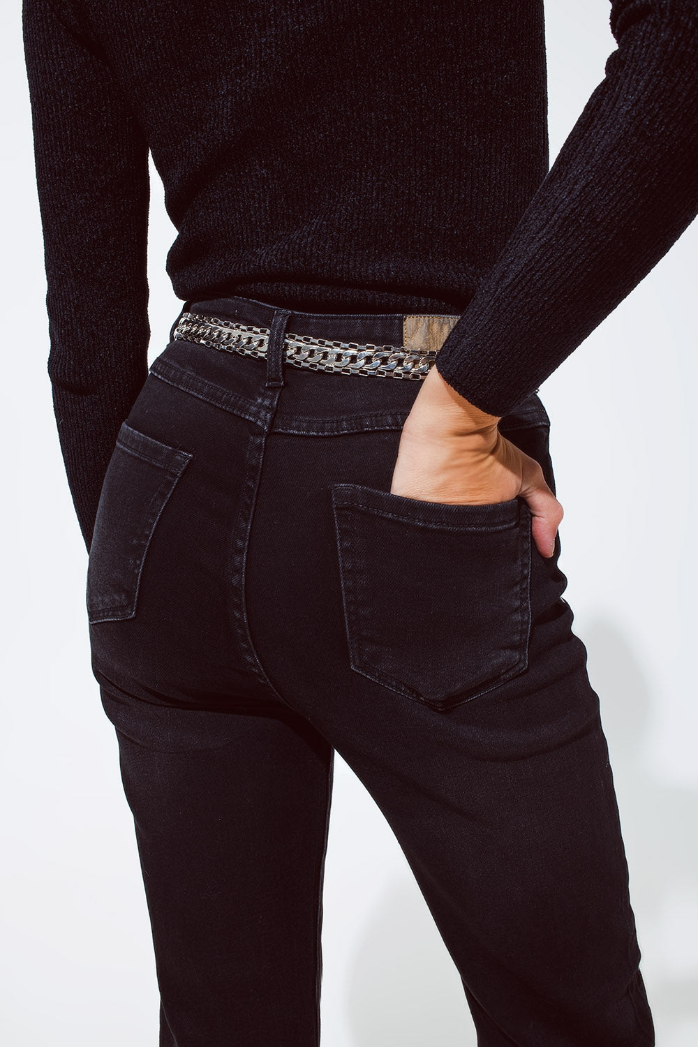 Jean droit noir avec détails en strass argentés