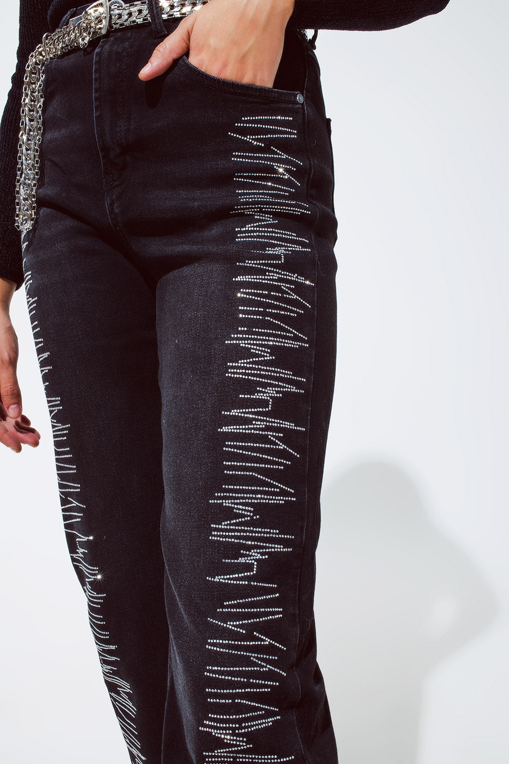 Jean droit noir avec détails en strass argentés