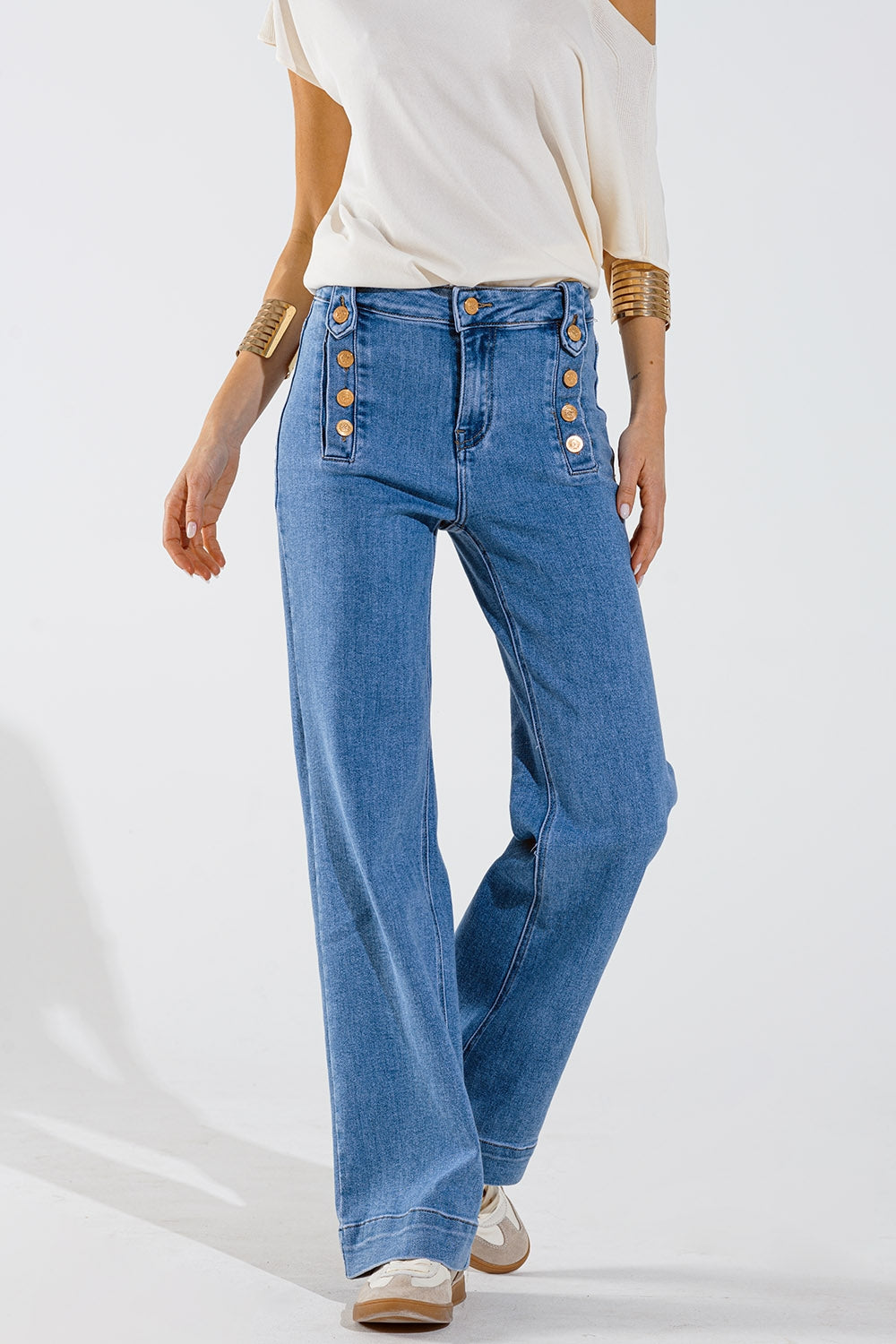Jean droit style marine avec détails de boutons dorés sur le côté en bleu moyen