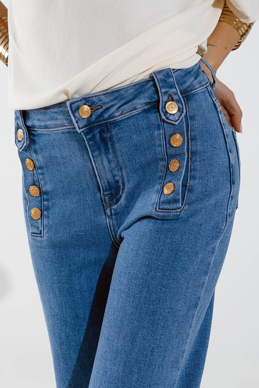 Jean droit style marine avec détails de boutons dorés sur le côté en bleu moyen