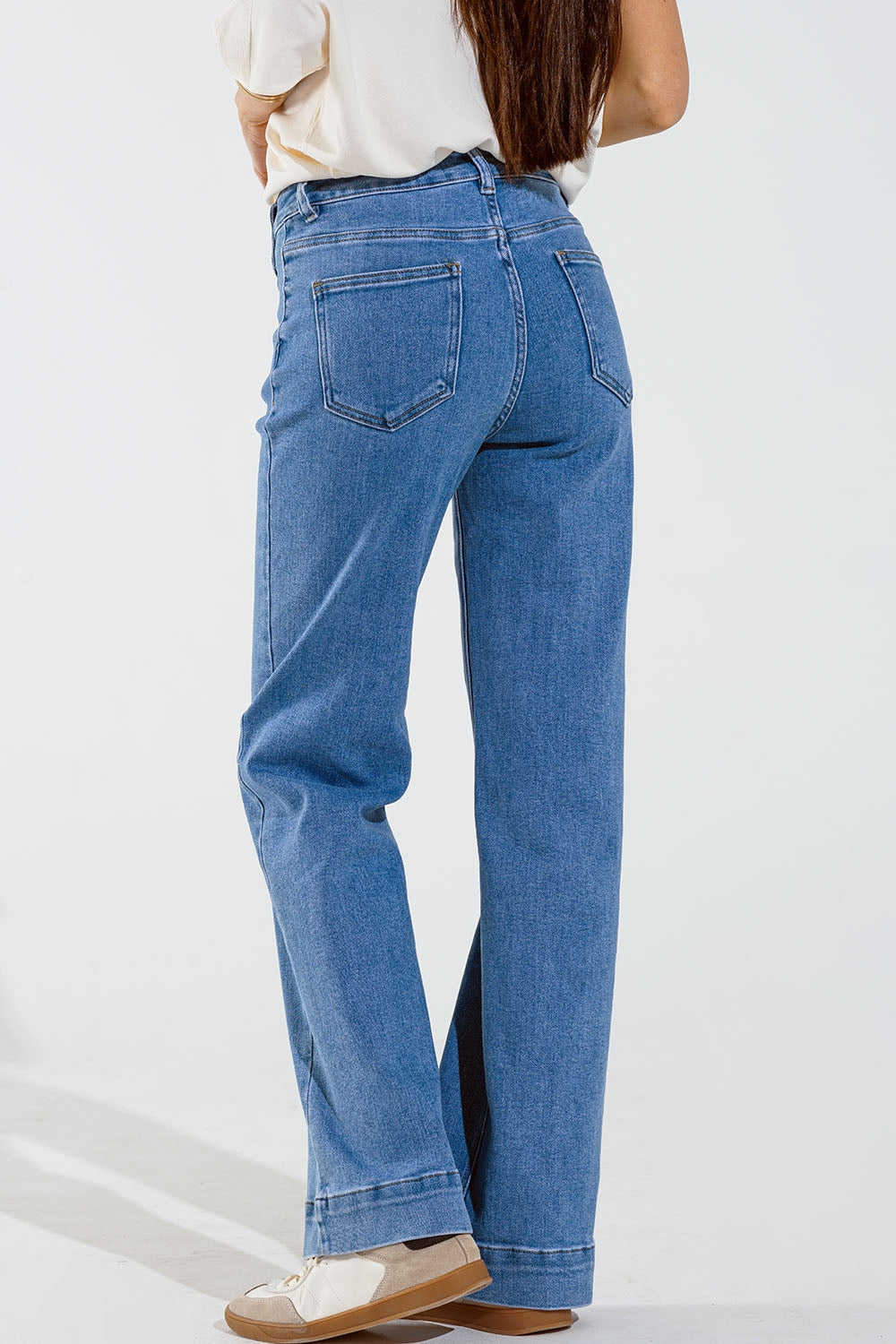 Jean droit style marine avec détails de boutons dorés sur le côté en bleu moyen